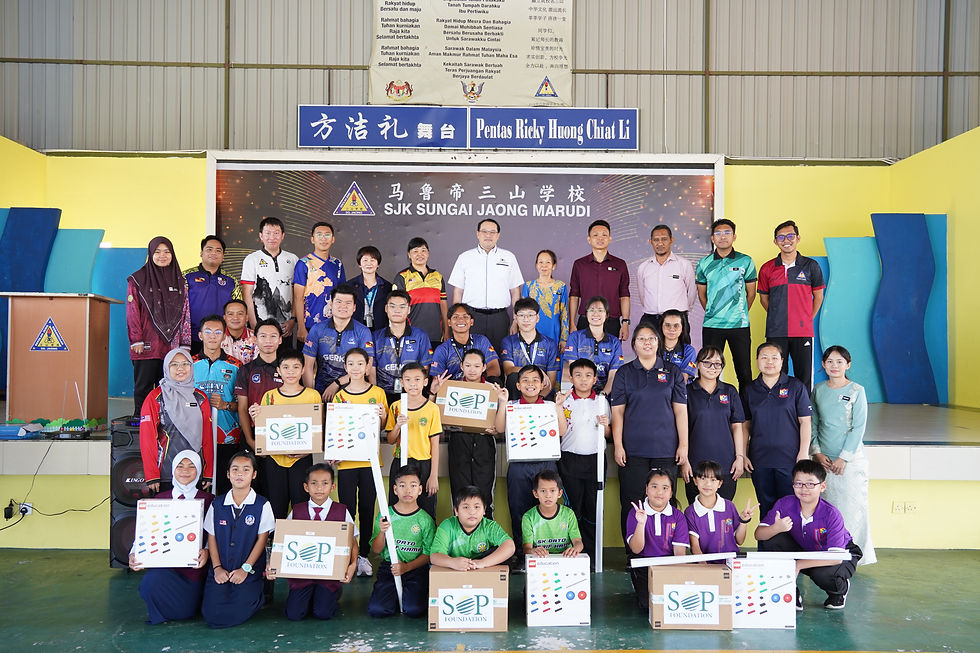 Group photo featuring SOP Foundation Board of Trustees member, Mr Eric Kiu Kwong Seng; and Dr Hu Laey Nee, Lecturer of the STEM Department, together with teachers and students showcasing the LEGO® Education SPIKE™ Prime sets - Marudi Region.