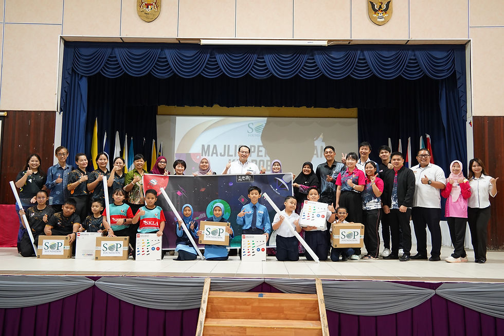 Group photo featuring SOP Foundation Board of Trustees member, Mr Eric Kiu Kwong Seng; Dr Noraini binti Omar, Director of Institut Pendidikan Guru Kampus Sarawak, Miri; Dr Tiwi binti Kamidin, Deputy Director; Dr Norsarihan bin Ahmad, Head of Department of Planning, Research and Innovation; and Dr Hu Laey Nee, Lecturer of the STEM Department, together with teachers and students showcasing the LEGO® Education SPIKE™ Prime sets - Miri Region.