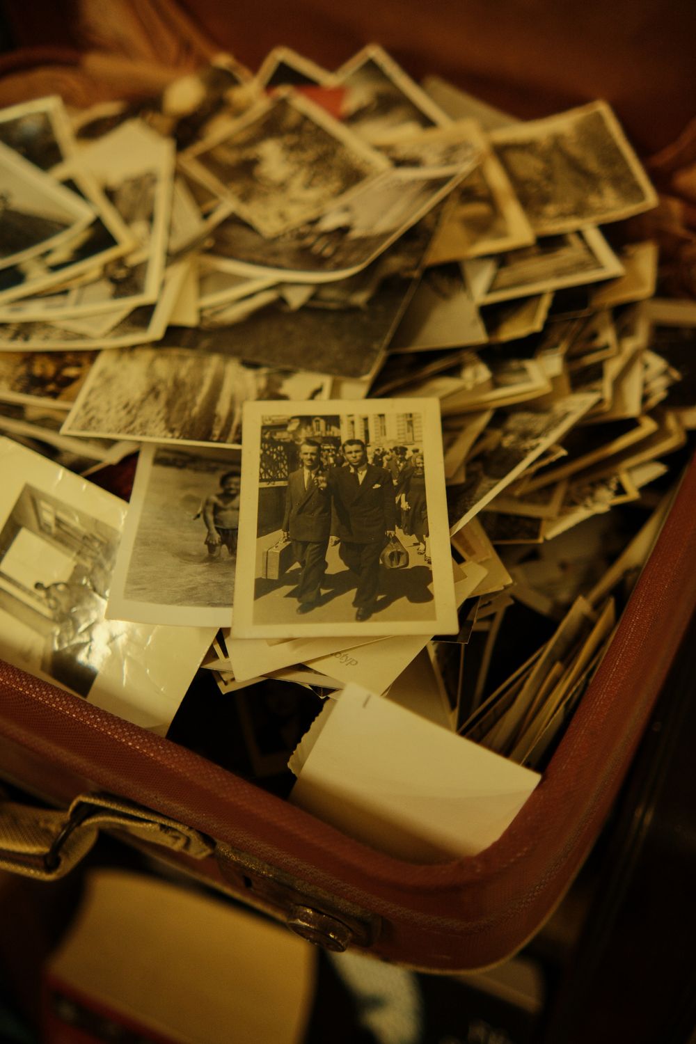 Oude familiefoto’s in een antieke koffer