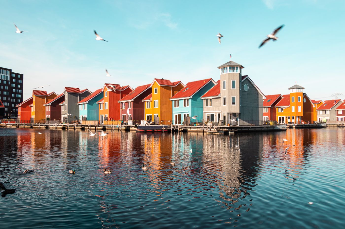 Houten woningen aan de Reitdiephaven in Groningen