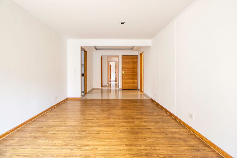 Leeg interieur met witte muren en houten vloer