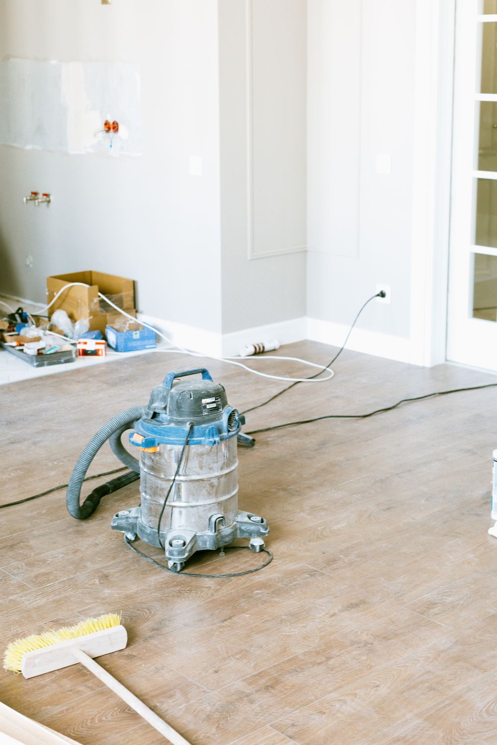 Stofzuiger en gereedschap in een kamer die gerenoveerd wordt