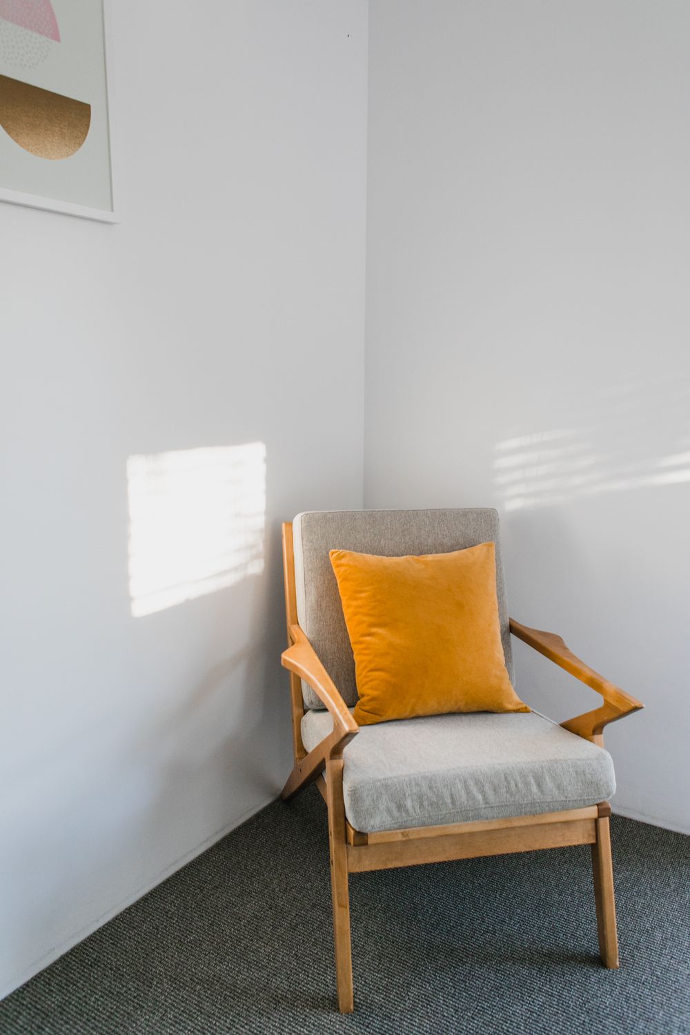 Houten fauteuil in een lichte kamer