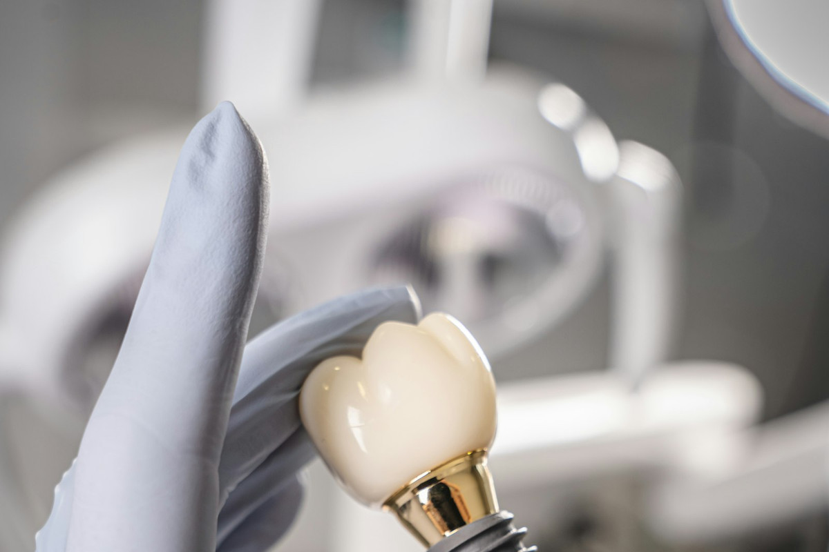 Eldivenli elde tutulan diş implantı ve kron