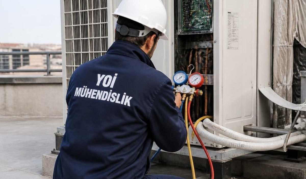 YOİ Mühendislik teknisyeni VRF dış ünitesinde manifold ile basınç ölçümü yapıyor