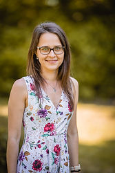 Paní učitelka Lucka na zahradě ve školce.