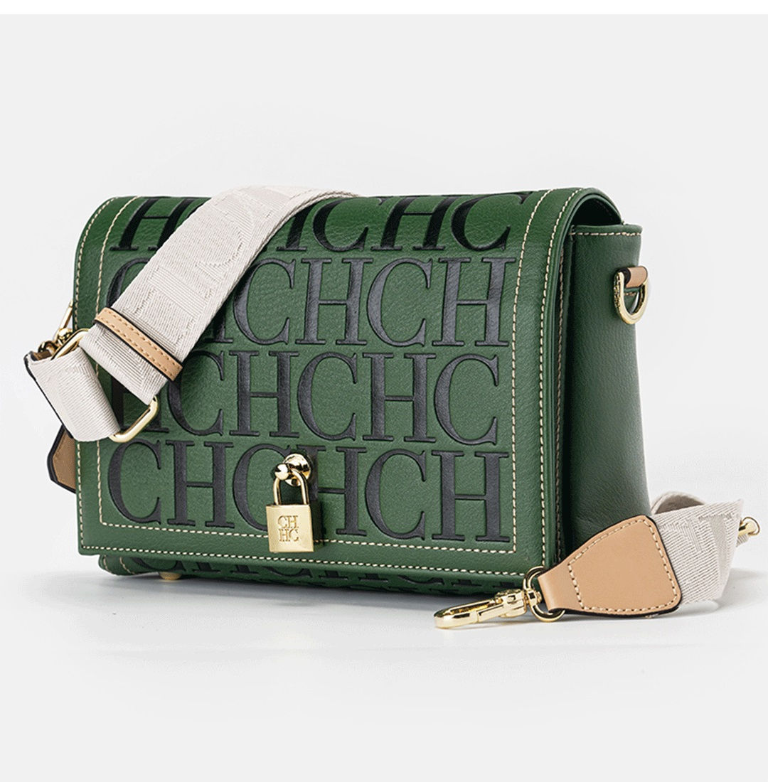 Iconic Sophistication: The Statement Crossbody Bag Defining the Season