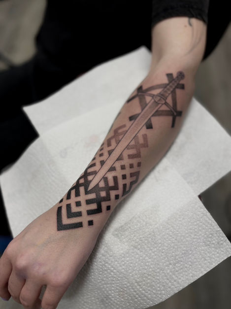 zobena tetovejums ar latviešu rakstiem