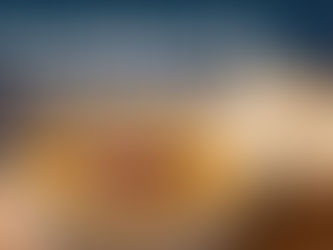 Uşak'ın lezzet durakları: Şehir manzarası eşliğinde yerel çorba ve taze dilimlenmiş ekmek.