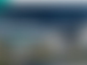 casas no plano da frente, junto com argumas arvores pequenas. No texto o título do artigo Aluguel recebido por não residentes no Brasil: nova obrigação de reporte via EFD-Reinf e no fundo alguns cifrões transparentes ao fundo azul do céu