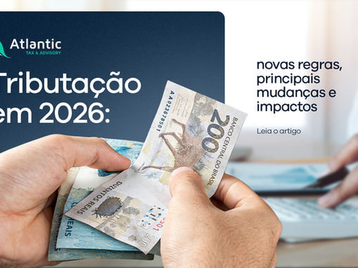 pessoa segurando notas de dinheiro e essoa no fundo aparecendo apenas a mão, fazendo contas em uma calculadora e olhando para uns relatórios em papel