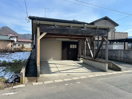 全部壊して建て替えじゃなくてもいい。車庫の柱を一本だけ「手術」して予算を抑える知恵。