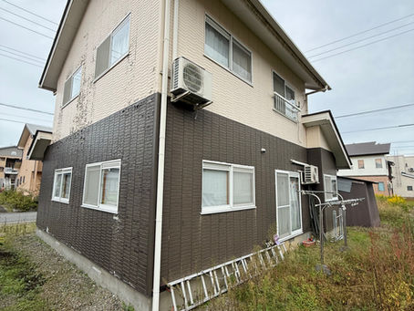 傷みきった外壁を、解体費を抑えて新築同様に蘇らせる。