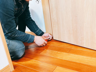 「床がベコベコする」「ドアが閉まらない」そんな時、大工を呼ぶほどでもないと思っていませんか?
