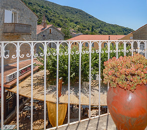 Vue sur la petite place et restaurant