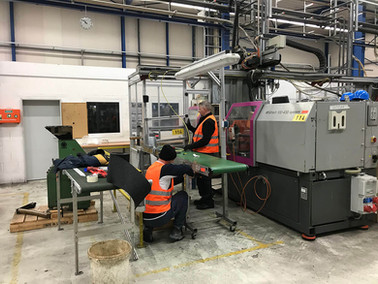 Dismantling, loading and transporting plastic injection molding machines from Germany to Poland