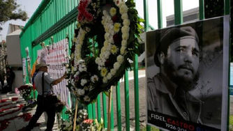 Con trova y flores, seguidores de Fidel le rinden tributo en Ciudad de México