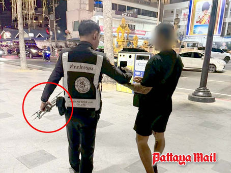 เจ้าหน้าที่ควบคุมตัวนักท่องเที่ยวต่างชาติบนถนนคนเดินพัทยา พร้อมตรวจยึดโดรนระหว่างช่วงประกาศ TFR ทั่วประเทศ ปี 2025