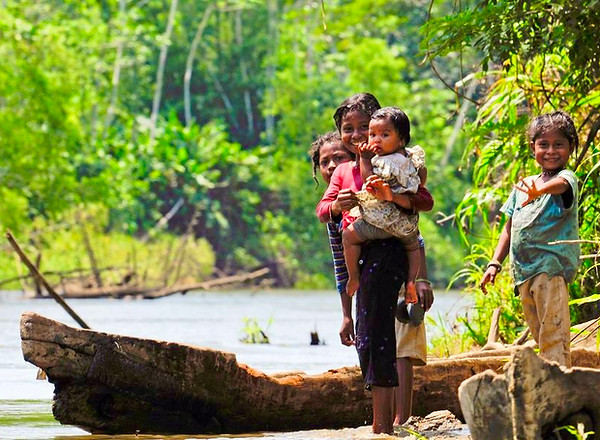 large_children-of-miskito-people-at-a-river-bank-honduras-la-mosquitia-las-marias_dd678349