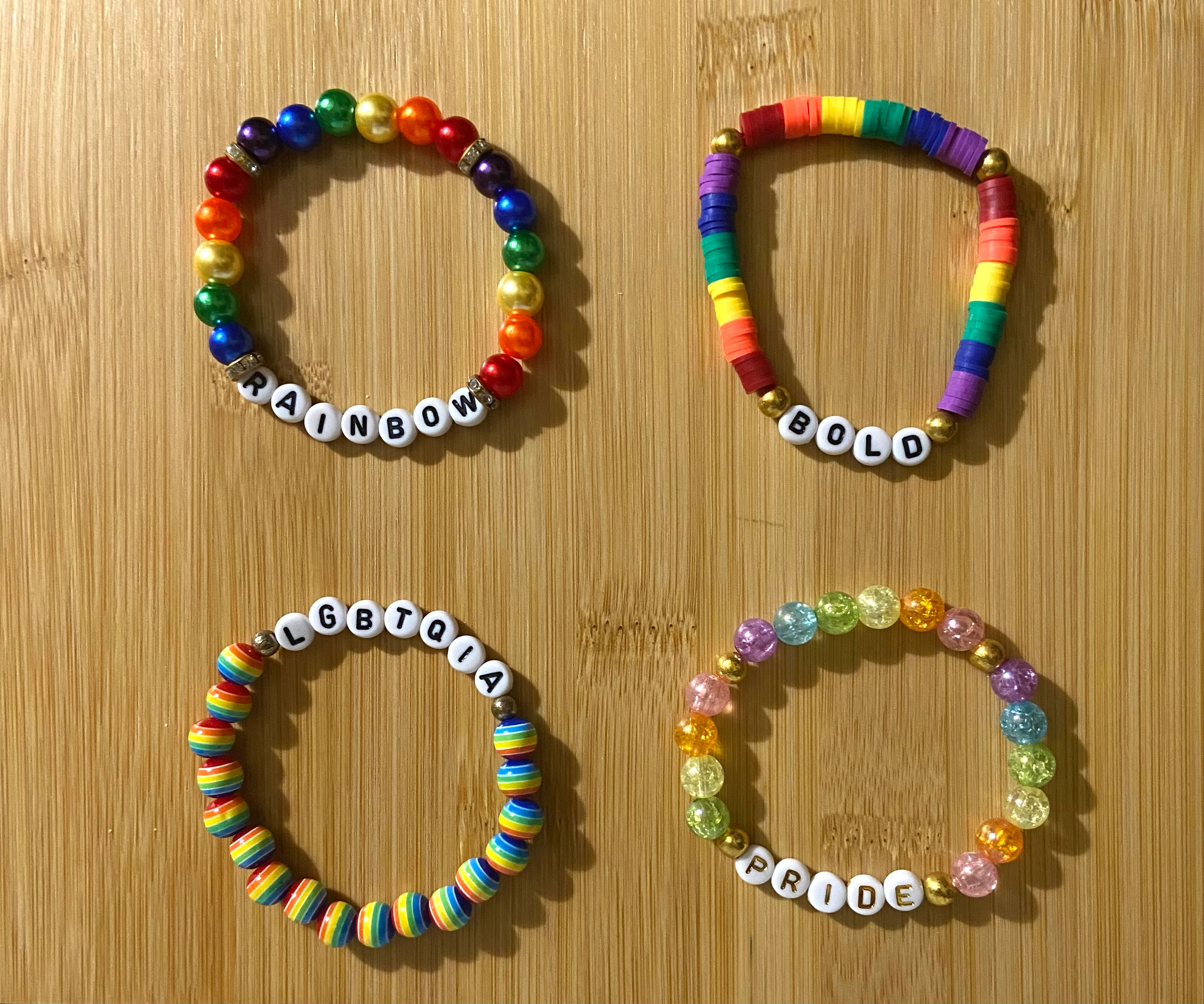 Pulseras con colores festivos del Mes del Orgullo