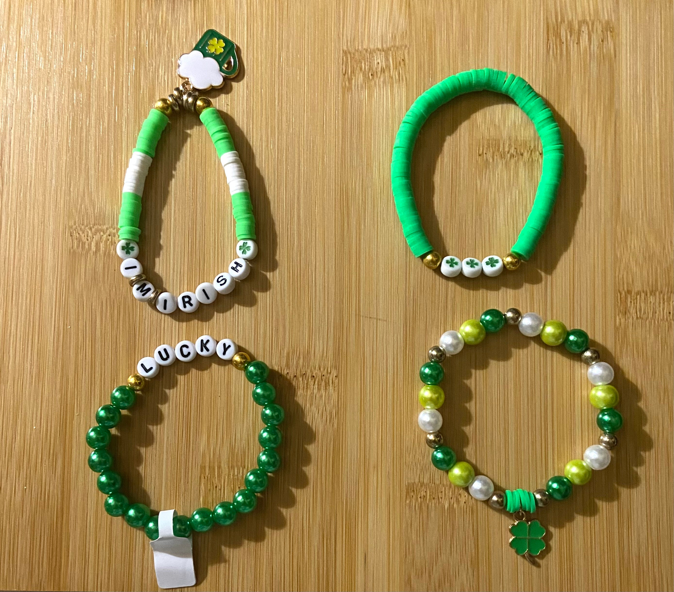 Bracelets de couleurs pour la Saint-Patrick