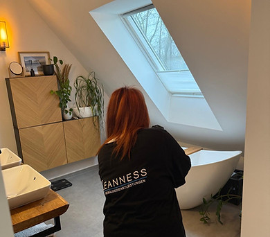 Gebäudereinigung Köln – Mitarbeiterin der Reinigungsfirma Cleaness bei der Badreinigung in einem Privathaushalt