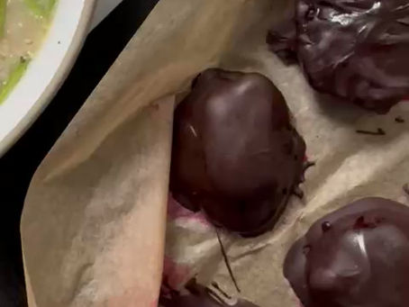 Jan Reset Meal Prep: Dark Chocolate & Raspberry Chia Jam Bites