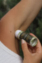 Descubra quais ingredientes evitar nos cosméticos e por que os biocosméticos são mais seguros, eficazes e compatíveis com a pele.