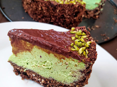 Zdravý pistáciový cheesecake s čokoládovou polevou
