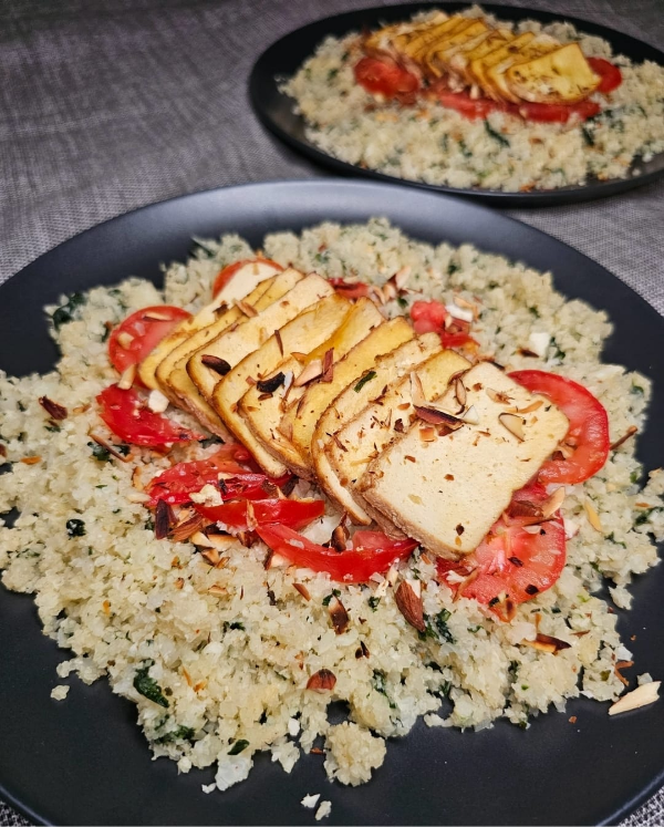 Jednoduchá květáková rýže s tofu a česnekem