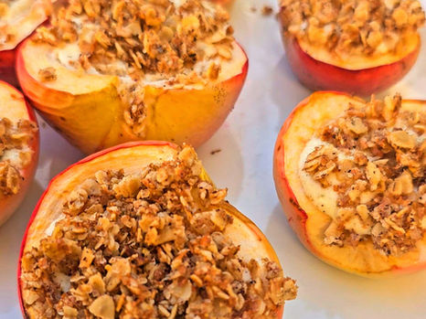 Jednoduchá pečená jablka se skořicí, jogurtem a ovesnými vločkami