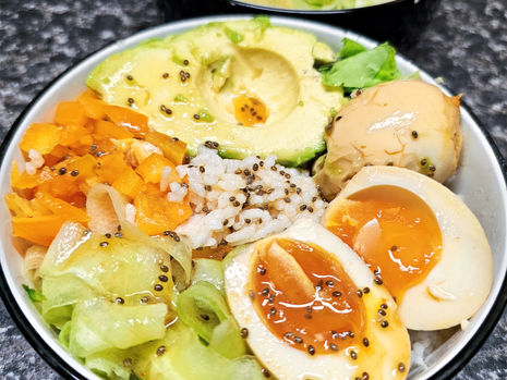 Jednoduchá rýžová miska s korejskými vejci Mayak