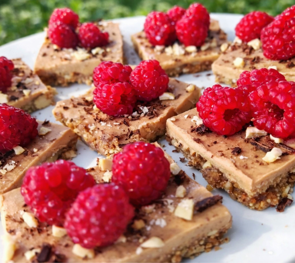 Nepečený banánový dezert s arašídovým máslem