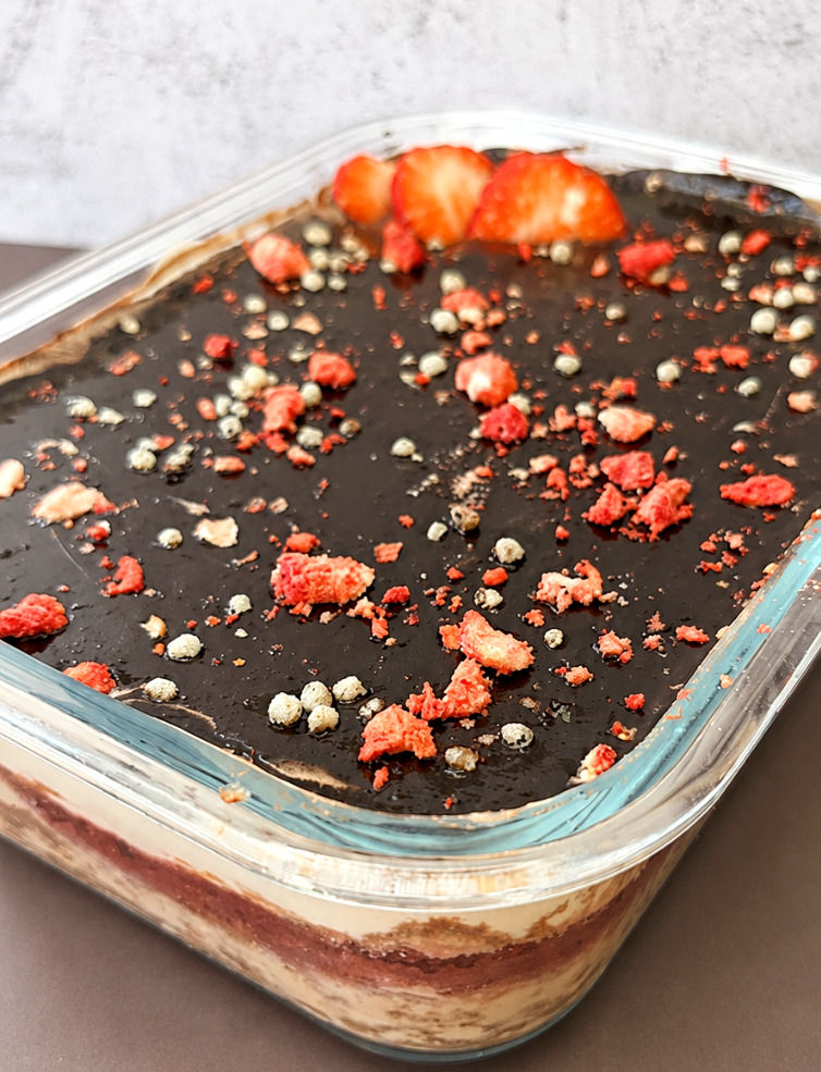 Nepečený cheesecake do misky s kakaovou polevou a jahodami