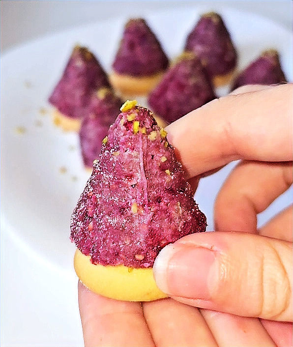 Malinové vosí hnízda s pistáciovou náplní