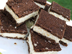 Rychlý kakaový koláč na plech s tvarohem