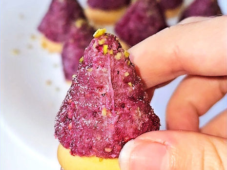 Malinové vosí hnízda s pistáciovou náplní