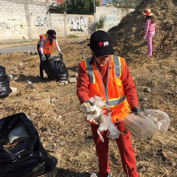 Vecinos y emprendedores en actividades de impacto positivo para la comunidad. 
