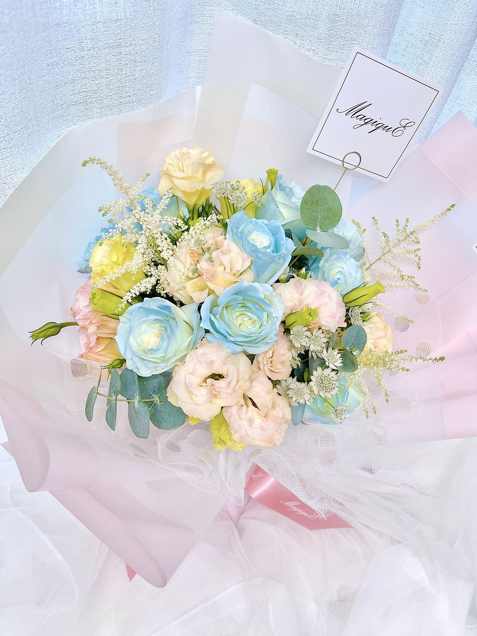 縮圖：噴染Ice Blue玫瑰配桔梗鮮花花束