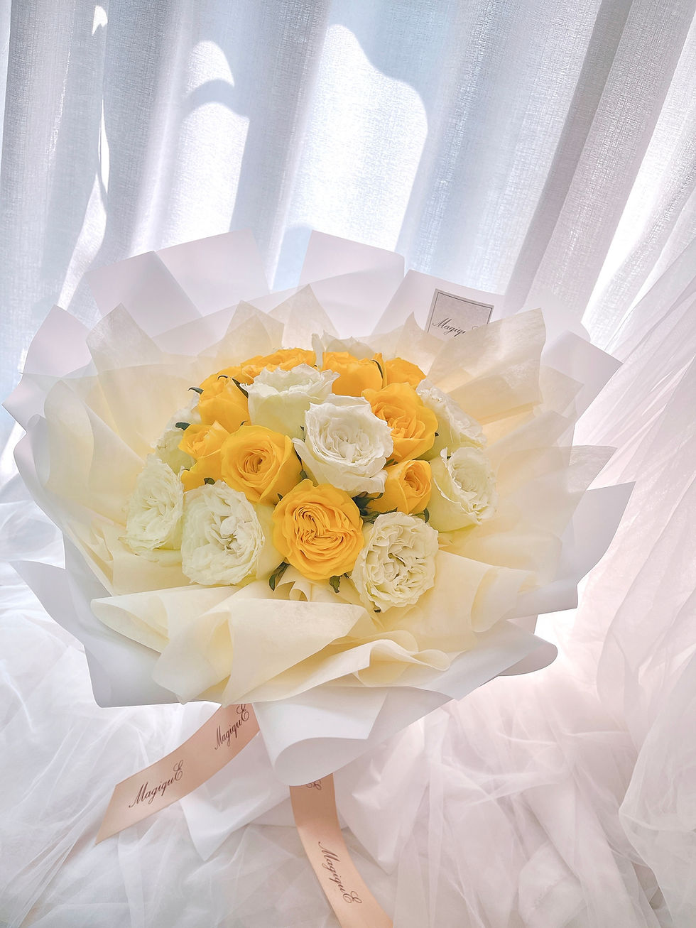 縮圖：20枝黃玫瑰配白玫瑰鮮花花束