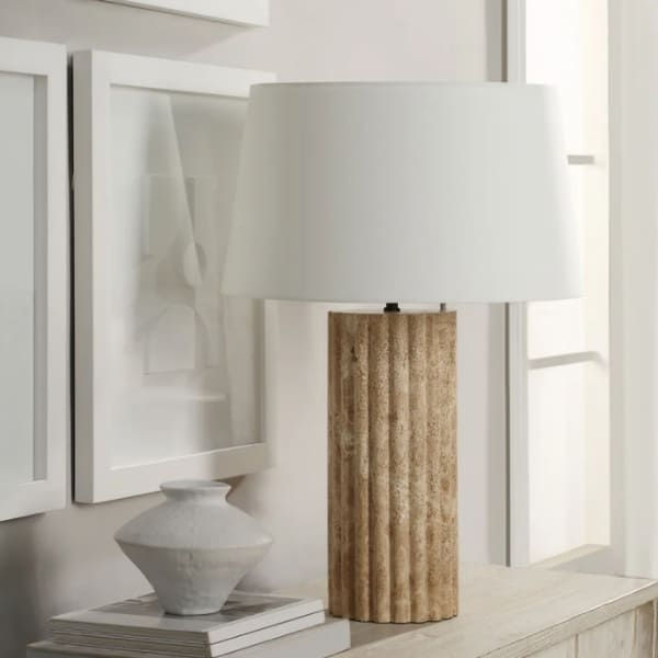 Miniature : Lampe de table en travertin avec détail ondulé sur la base et abat-jour en lin couleur ivoire