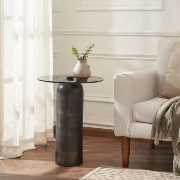 Table d'appoint en verre teinté noir et base en aluminium moulé dans un salon