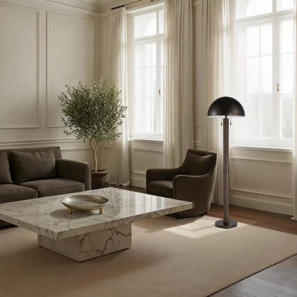 Lampe sur pied moderne avec cuir végétalien, fer lisse plaqué bronze et abat-jour en dôme élégant dans un salon