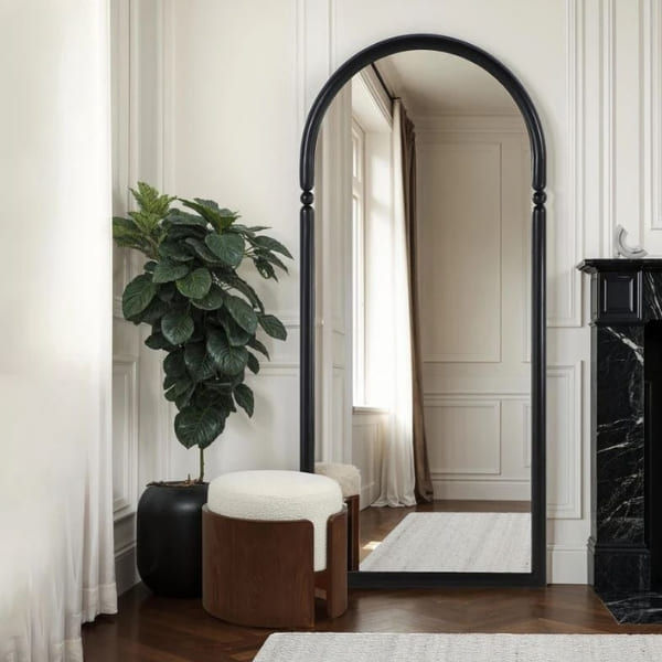 Miroir vertical pleine hauteur en arche avec détail de cadre