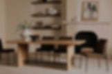 Chaises avec structure en métal noire et assise en tissu brun profond style moderne avec légères courbes