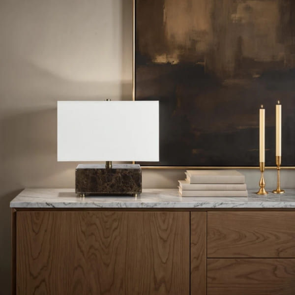 Lampe de table avec base en marbre brun naturel et abat-jour couleur ivoire sur console en bois