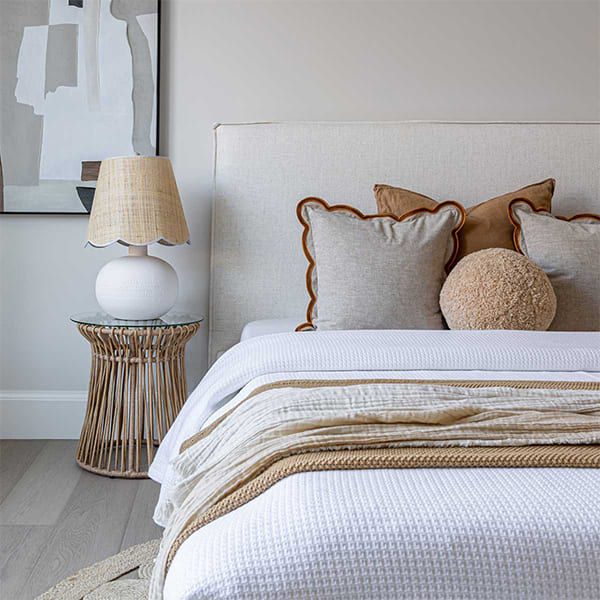 Miniature : Lit avec tête de lit entièrement recouvert de tissu crème