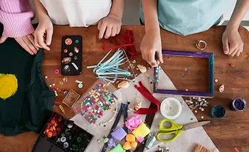 jeune-enfant-faisant-un-projet-de-bricolage-a-partir-de-materiaux-recycles-1-1536x1024-1.w