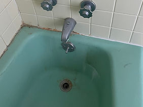 tub and tile repair 1 - before (2).jpg