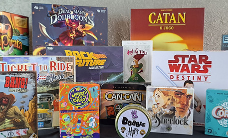 Diversos jogos de tabuleiro sobre uma mesa
